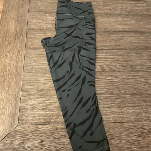 athleta work out tights in a size medium petite. - Picture 4 of 7